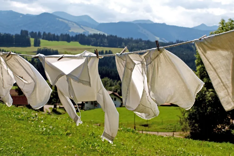 frische Baumwollkleidung auf einer Wäscheleine im Sonnenschein