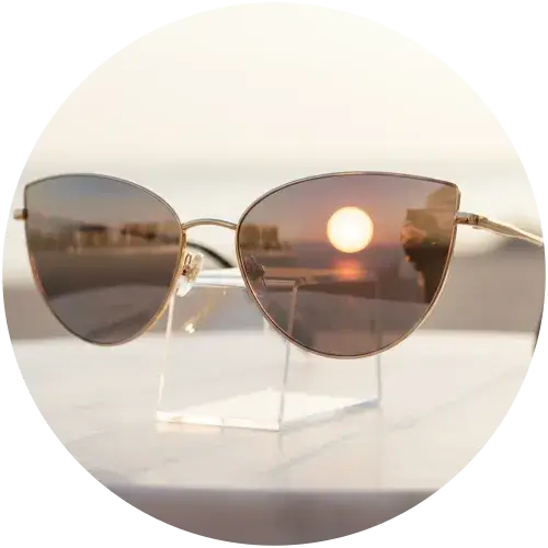 Verspiegelte Cat-Eye Sonnenbrille für Damen in Roségold Elegante verspiegelte Damen-Sonnenbrille in Cat-Eye-Form mit roségoldenem Metallrahmen und Sonnenuntergang-Spiegelung